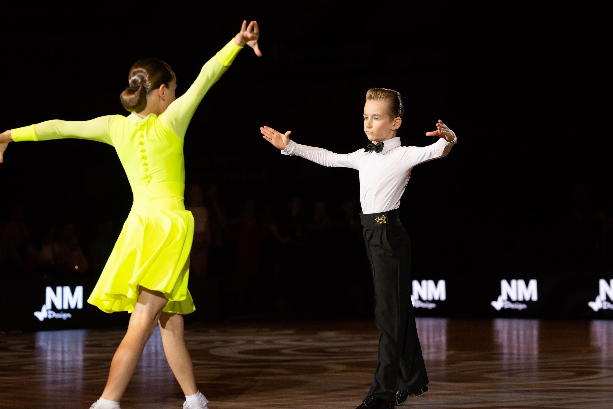 Niños participando en clases de baile en Top Center Barcelona. Actividades divertidas y educativas, donde los pequeños aprenden coreografías mientras desarrollan habilidades motrices y sociales. Ideal para quienes buscan clases de baile infantil en Barcelona.