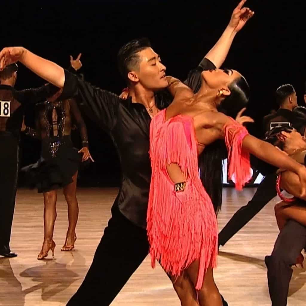 Competición de baile deportivo Danza en pareja Bailes latinos Standard Latin Dance Competition Bailarines en competición Estilo de baile competitivo Baile latino en torneo Bailes de salón en competición Pareja de baile en el escenario Danza competitiva